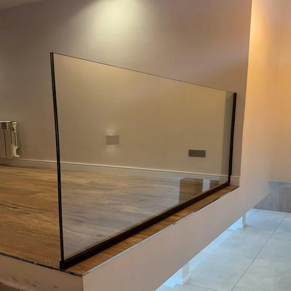 Cerramiento de balcón con vidrio laminado templado de seguridad instalado en Mar del Plata por Vidriería Glassmar