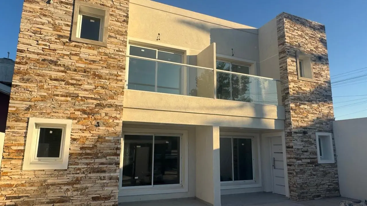 Baranda de balcón con vidrio de seguridad instalada en Punta Mogotes, Mar del Plata