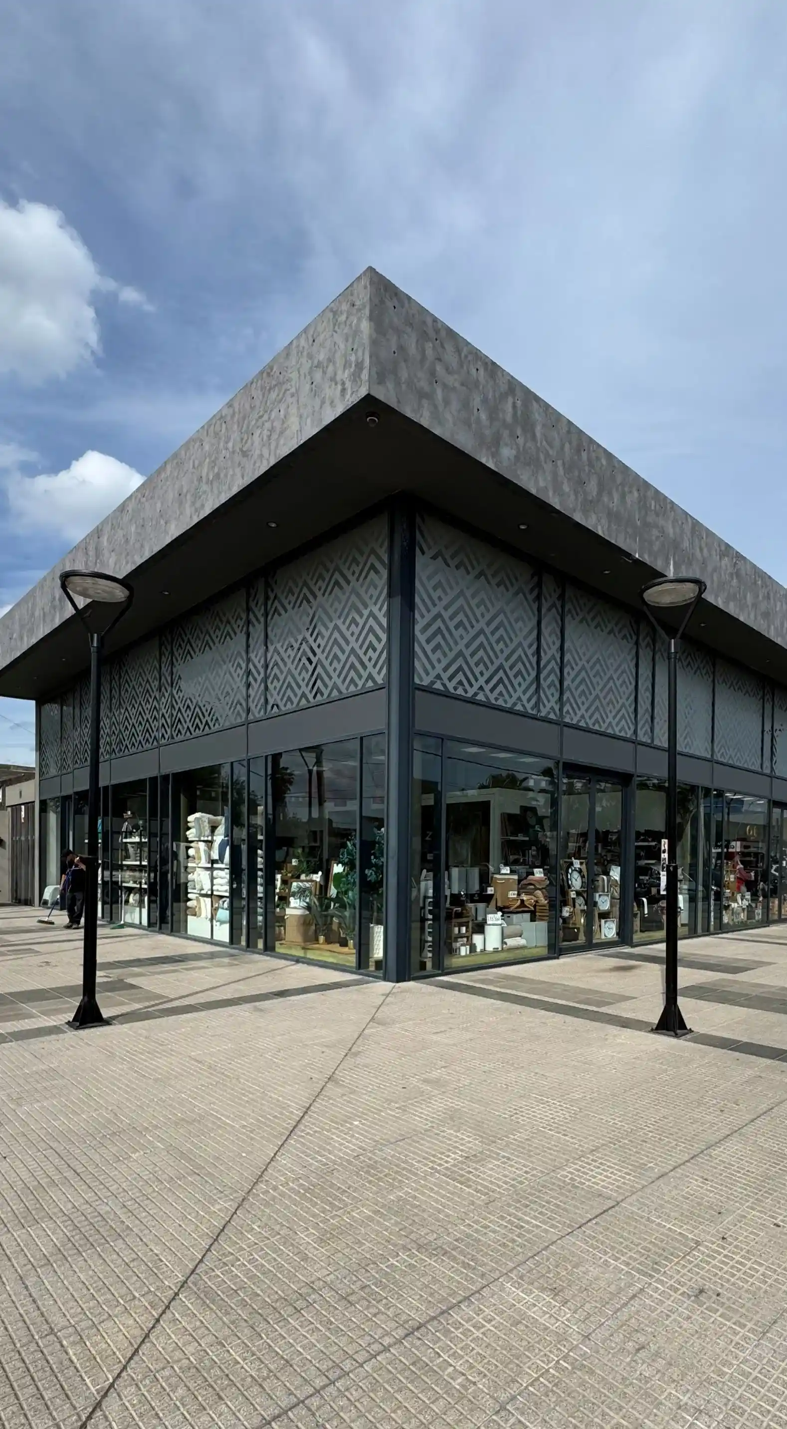 Recambio de vidrio laminado de seguridad en frente comercial de Constitución, Mar del Plata